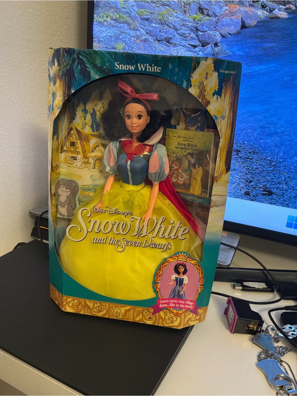 Mattel 1990 Walt Disney Snow White Barbie doll # 7783 NRFB/ NIB